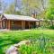 Creekside Cabin Retreat with Private Deck in Payson - 佩森