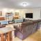 Lake and Pool Access Spacious Home in Newland - Newland