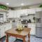 Lake and Pool Access Spacious Home in Newland - Newland