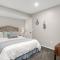 Lakefront Luxury with Private Beach, Sleeps 14 - Gladwin
