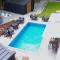 Blisku do Gradot - Riverfront Luxury Cabins