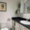 Spacious & Stylish 4-Bed House with Hot Tub in Prime Location