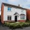 Spacious & Stylish 4-Bed House with Hot Tub in Prime Location