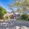 Romantic Casita with Garden and Deck 2 Miles to Plaza!