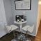 Comfy KING Bed, Large private Basement Suite, Smart TV in Penticton- city of PEACHES AND BEACHES