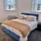 Flat Opposite Wakefield College with FREE Parking and 5 Mins Walk to Train Station - Wakefield