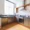 Spacious London 2 Bed Flat with Parking -10mins from Central - 伦敦