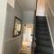 Adanhouse-stockland spacious 5 bedroom house sleeps 12 private garden