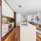 Stylish Home, Family - Walk to Pub,Cafes, 1KM CBD!