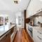 Stylish Home, Family - Walk to Pub,Cafes, 1KM CBD!