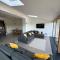 The Hayloft, Modern 4 Bed, 8 person, Barn Conversion in a Rural Location with Great Access - Silkstone