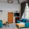 The New School Rooms - Beautiful, Georgian Apartment with Private Heated Pool and Hot Tub Sleeps 12 with Wifi and Parking near Bath - Box