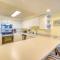 Beach House Condominiums A403 - Beachfront with Pool, WiFi, & Beach Service - Дестин