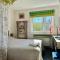 LITTLE LONDON ONE boutique apartment Netflix TV Old Town