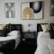 Stylish Cozy Quiet Family Retreat and Romantic getaway Sleeps up to 7 with Fast Wifi, Free Parking, Work station, Alexa enabled, Fenced in Backyard for Pets Grill Party Patio, Porch, Beach, Canal, stadium,Boardwalk Restaurants, and much more! - أتلانتيك سيتي