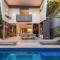 Kokos Beach House 1 - beachside luxury with pool