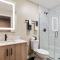 King Bed, Downtown Steps from Bengals & Reds, Minutes to OTR, TQL, HardRock - Cincinnati