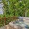 Deja View Take in tranquil wooded views and soak in the hot tub - إليجاي