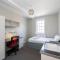 Spacious room with shared facilities - London