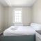 Spacious room with shared facilities - London