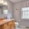 Modern Mashpee Home with Porch Beach and Lake Access! - 马什皮