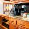 The Mighty Pines Retreat + Large Patio + BBQ+View! - ليك أروهيد
