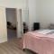 Erdgeschoss-Wohnung mit 2 Schlafzimmern, Balkon und Parkplatz