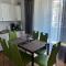 Jsmit Music&Bar&Apartments, balkóny v apartmánah, bar dole