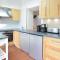 Stunning Home In Saint-Vaast-La-Hougue - 圣瓦斯特拉乌格