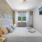 Villa VERONICA with CINEMA PROJECTOR by the HEATED POOL and JACUZZI - 希贝尼克