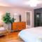 Serene 2BR Retreat Great Views Private Hot Tub