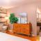 Serene 2BR Retreat Great Views Private Hot Tub