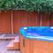 Serene 2BR Retreat Great Views Private Hot Tub - 盖尔南维尔