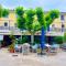 2 bedrooms, 15 min walk to beach, AC, pool & fiber internet in a quiet, private gated domain 5kms to St Tropez