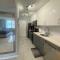 Elegant and spacious beachfront condo with parking - 迈阿密海滩