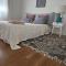 Westgate Three and one small room bedrooms house - 奥克兰