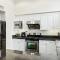 Ultimate LA Vacation 2BR w Pool Above Shops - مونتيري بارك