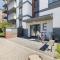 Bright Spacious Apartment with Parking Mazowiecka by Noclegi Renters - 科沃布热格