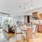 Luxury 2BR Condo - King Bed - Stunning City Views