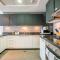 Sophisticated 2BR Apartment in Cayan Tower, Dubai Marina by Deluxe Holiday Homes