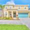 Stunning 9BR Home - Family Resort with Private Pool, Hot Tub, Games room and BBQ!