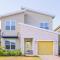 Bright & Airy 5BR Resort Home with Pool - 基西米