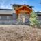 Donnelly Cabin with Hot Tub Less Than 1 Mi to Boulder Creek! - Donnelly