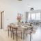 Vogue Al Wasl 1 Residence West 13th Floor with Large Balcony for view of Sheikh Zaid Road and One Za'abeel Tower and Burj Khalifa, Walkable to Metro with Easy Access to Sheikh Zayed Road & Dubai World Trade Centre - Dubaj