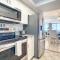 Beachfront Condo - Pool, BBQ & Steps from Flagler Ave - نيو سميرنا بيتش