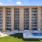 Beachfront Condo - Pool, BBQ & Steps from Flagler Ave - نيو سميرنا بيتش