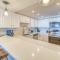 Beach House Condominiums C302 - Beachfront with Pool, WiFi, & Beach Service - ديستين