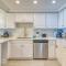 Beach House Condominiums C302 - Beachfront with Pool, WiFi, & Beach Service - ديستين