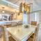 Beach House Condominiums C302 - Beachfront with Pool, WiFi, & Beach Service - ديستين