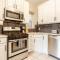 2 Bed Apt w/ Office, Free Parking, Near Wrigley